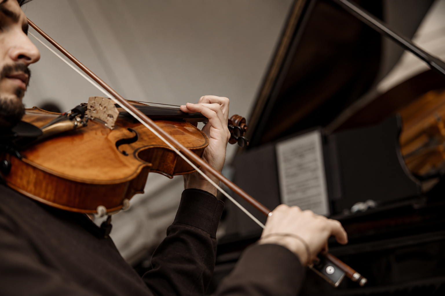 Soirée littéraire et musicale dans un salon de l'Institut, lecture accompagnée au piano