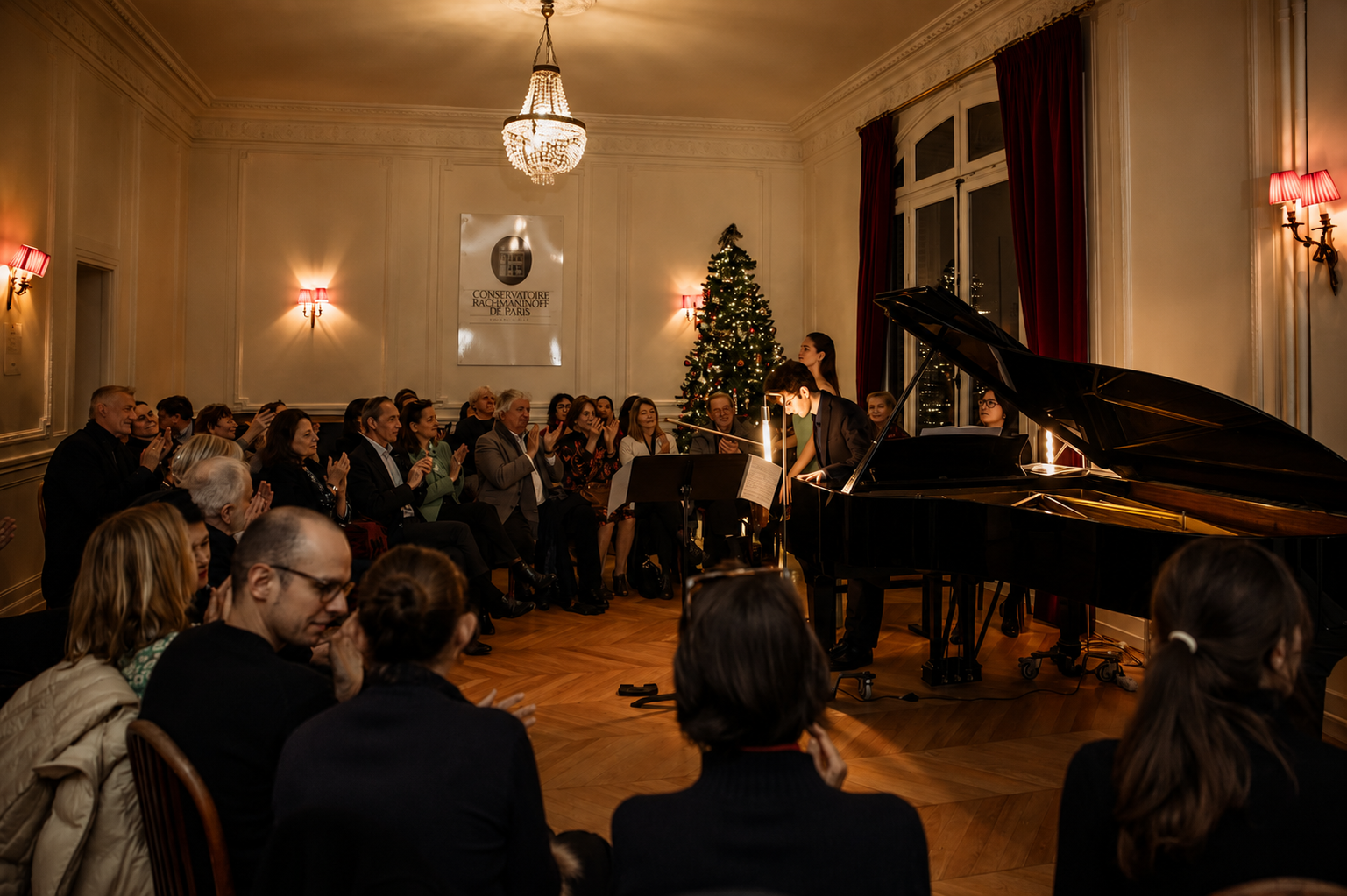 Salle Rachmaninoff lors d'un récital — pianiste, soliste et public dans un salon parisien