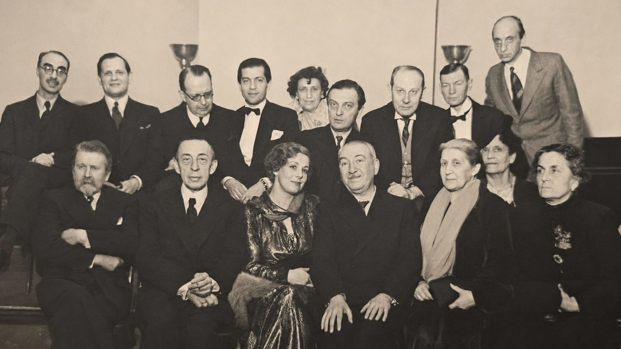 Photographie d'archive — Serge Rachmaninoff entouré des fondateurs et figures de l'Institut
