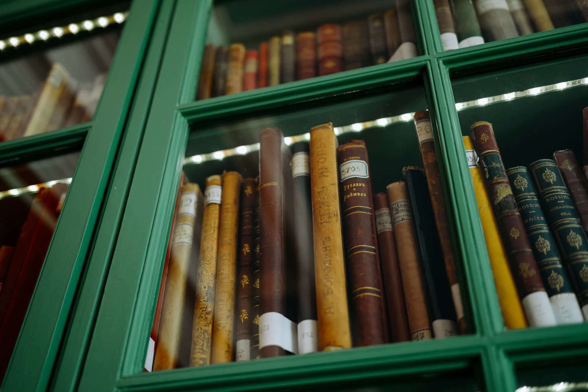 Archiviste consultant une partition ancienne dans la réserve de l'Institut